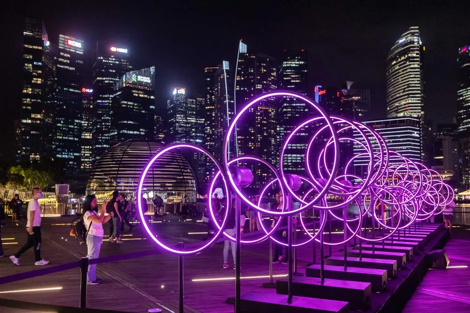 படைப்புகளைக் ரசிக்கும் பொதுமக்கள்.