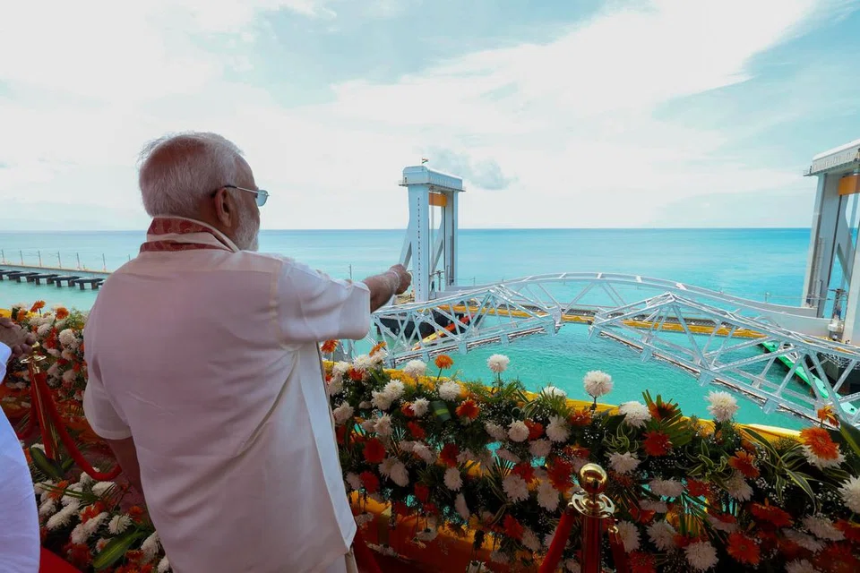 பாம்பன் தூக்கு ரயில் பாலத்தைத் தொலையியக்கி மூலம் திறந்து வைக்கும் இந்தியப் பிரதமர் நரேந்திர மோடி.