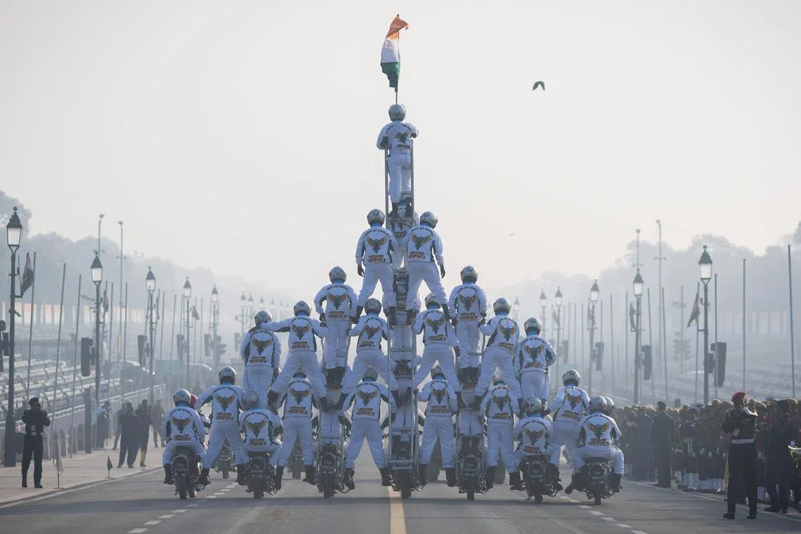 ஆக உயரமான மனிதக் ‘கோபுரம்’: இந்திய ராணுவம் உலக சாதனை