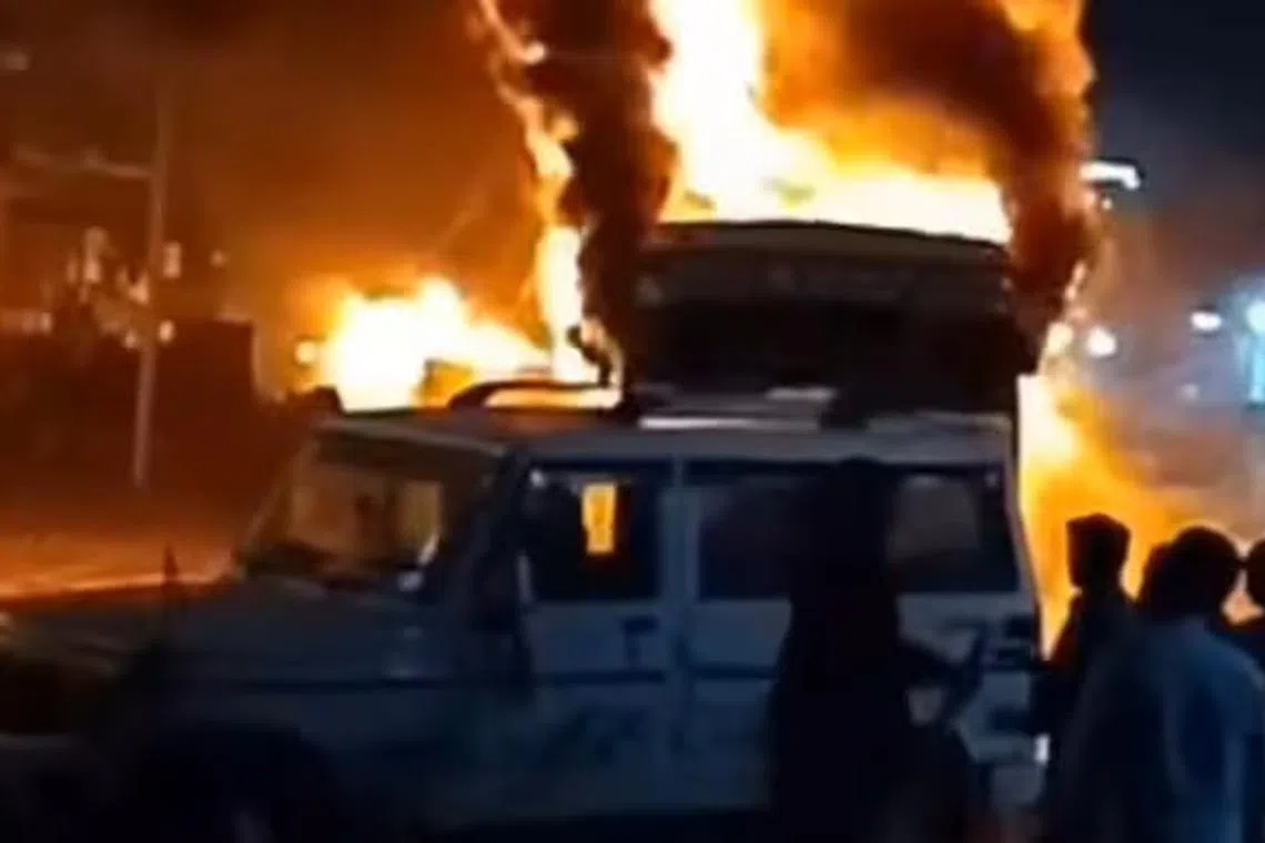 விபத்தால் ஆத்திரம்; 11 வாகனங்களைத் தீவைத்துக் கொளுத்திய கும்பல்