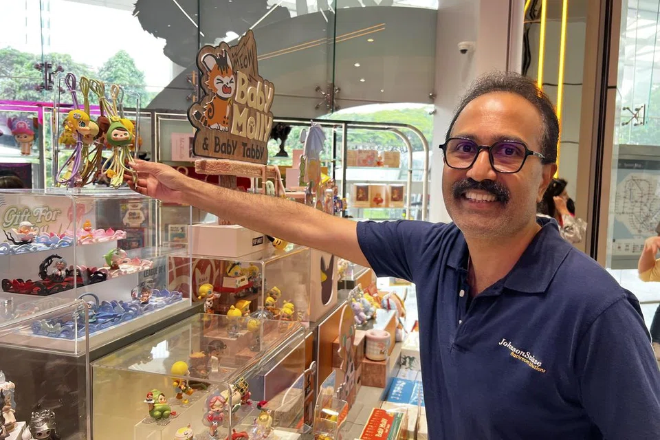 தன் 25 வயது மகளுக்காக மலேசியாவில் கிடைக்காத ‘லபுபு’, ‘மான்ஸ்டர்ஸ்’ பொம்மை சார்ந்த பொருள்களை சிங்கப்பூர் பாப் மார்ட்டில் வாங்கும் திரு அருள் ராஜா, 55.