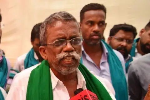 உச்ச நீதிமன்ற உத்தரவுப்படி காவிரி நீரைத் திறக்காத கர்நாடக அரசு, இந்திய அரசு மீது வழக்கு தொடர வேண்டும். தமிழக அரசு ரூ.1 லட்சம் கோடி நஷ்டஈடு பெற்று டெல்டா விவசாயிகளுக்கு ஏக்கருக்கு ரூ.50,000 வழங்கிட வேண்டும் என ஒரு தீர்மானத்தில் குறிப்பிடப்பட்டுள்ளது.