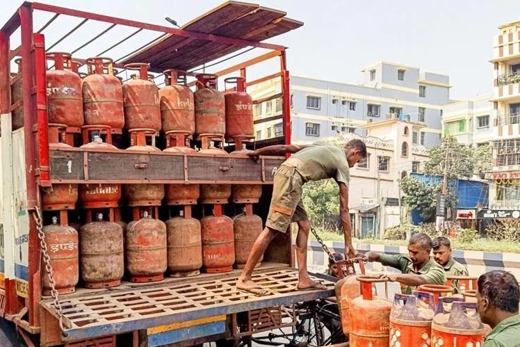 எரிவாயு கலன் விலை உயர்வு: ராகுல், ஸ்டாலின் கண்டனம்