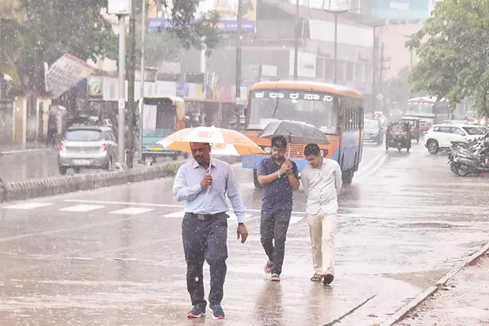 கர்நாடகத்தில் கொட்டித் தீர்க்கும் மழை.