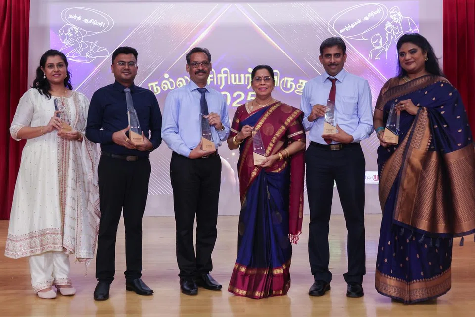 2025 ஆம் ஆண்டுக்கான நல்லாசிரியர் விருது வென்றோர். இடமிருந்து அ. காயத்ரி, சரத்குமார் கணசேகரன், தேசியக் கல்விக் கழகத்தின் சிறந்த பயிற்சி ஆசிரியர் விருது பெற்ற இப்ராஹீம் அஷ்ரப் அலி, வாழ்நாள் சாதனையாளர் விருது வென்ற விஜயராணி கோவிந்தசாமி, இராமசாமி ஸ்டாலின், நூர்மனிஷா சர்மணி.