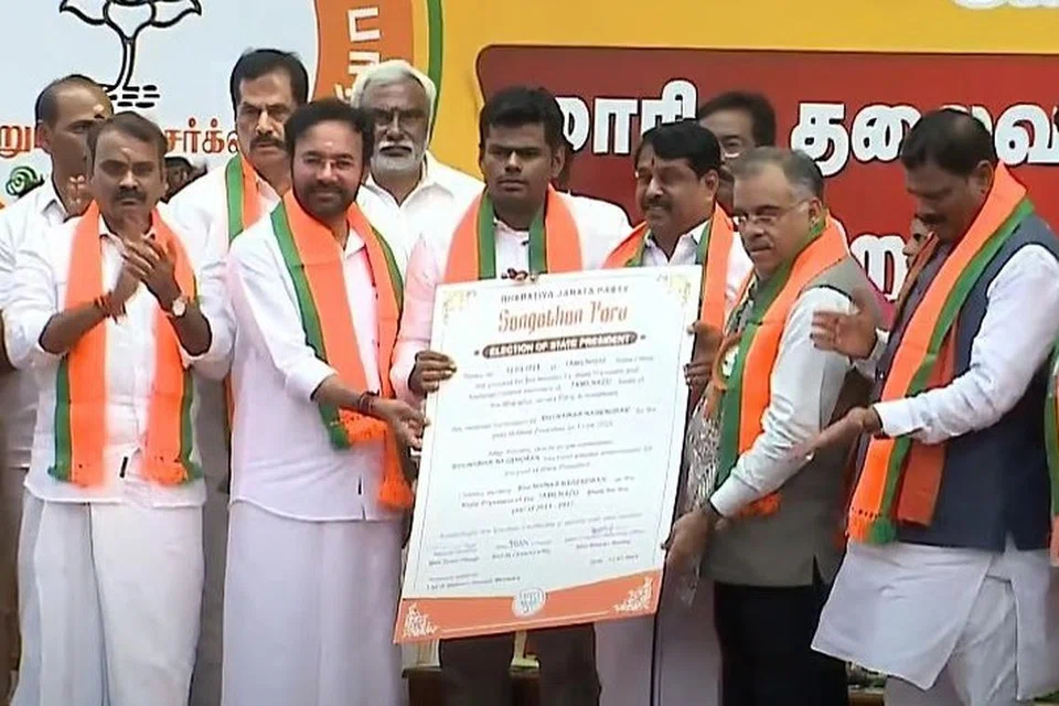 பாஜக மாநிலத் தலைவர் தேர்தலில் வென்ற நயினார் நாகேந்திரனுக்குச் சான்றிதழ் அளிக்கப்பட்டது.