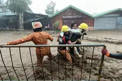 இம்மாதம் 5ஆம் தேதி மத்திய பிலிப்பீன்சில் உள்ள கேன்லான் நகரத்தில் வெள்ளத்தில் சிக்கிய ஒரு பெண்ணை தீயணைப்பு வீரர்கள் மீட்டு கரை சேர்க்கின்றனர். ஞாயிற்றுக் கிழமை இரவு சூப்பர் சூறாவளி கரையைக் கடக்கும் என எதிர்பார்க்கப்படுகிறது.