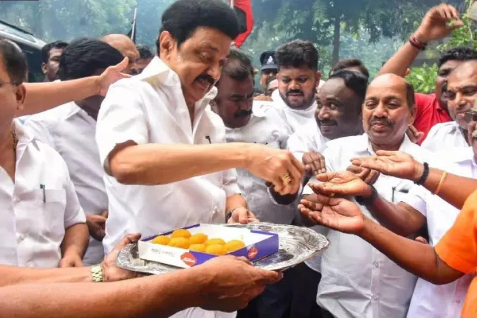 விக்கிரவாண்டி இடைத்தேர்தல் வெற்றியைக் கொண்டாட திமுகவினருக்கு இனிப்பு வழங்கினார் முதல்வர் மு.க. ஸ்டாலின்