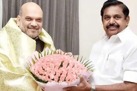 தம்முடன் வந்த அதிமுக மூத்த தலைவர்களை வெளியே நிறுத்திவிட்டு, அமித்ஷாவைத் தனியாகச் சந்தித்துள்ளார் எடப்பாடி பழனிசாமி எனக் கூறப்படுகிறது.