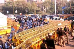 போராட்டத்தையொட்டி எம்.சி.ஆர். பகுதியில் பலத்த  பாதுகாப்பு நடவடிக்கைகள் மேற்கொள்ளப்பட்டுள்ளது. 