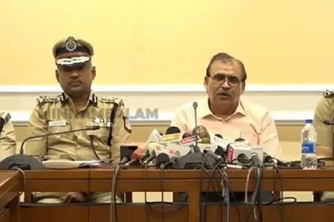 தமிழகத்தில் கடந்த ஐந்து ஆண்டுகளில் குற்றச்சம்பவங்கள் குறைந்துள்ளதாக மாநில உள்துறை செயலாளர் தீரஜ் குமாரும் காவல்துறை தலைவர் டிஜிபி வெங்கட்ராமனும் விளக்கம் அளித்துள்ளனர்.