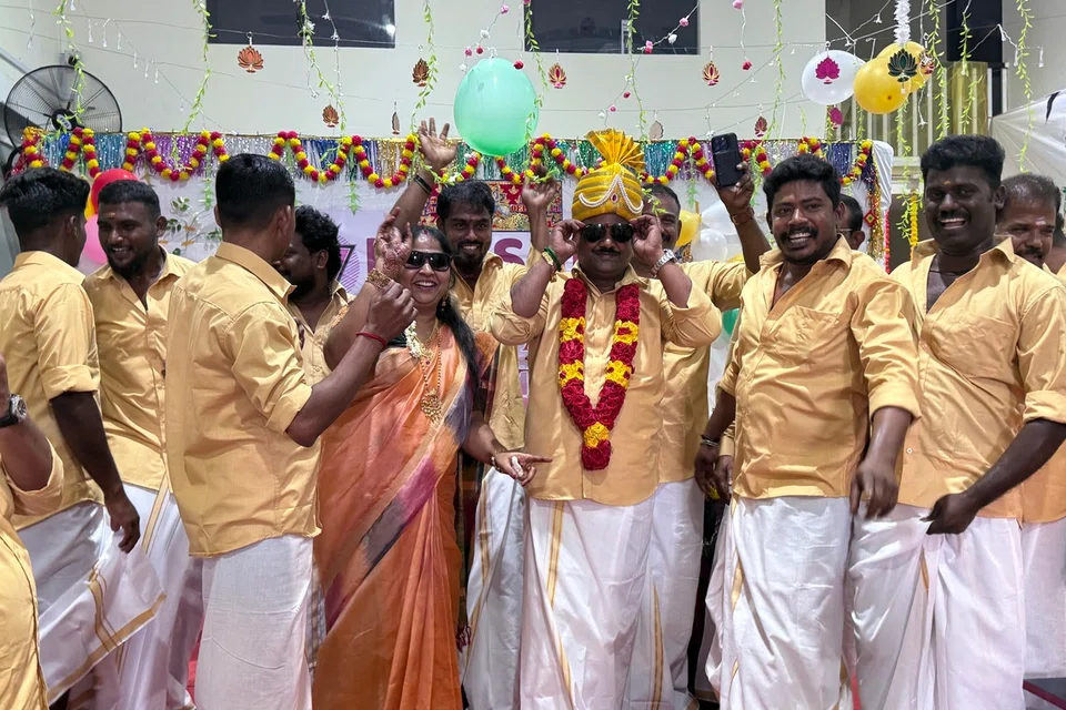 ஹன்‌ஷிகா இஞ்சினியரிங் நிறுவனர்கள் ராஜபாண்டியன், மாலதி உடன் ஊழியர்கள் தீபாவளியைச் சிறப்பாக வரவேற்றனர்.