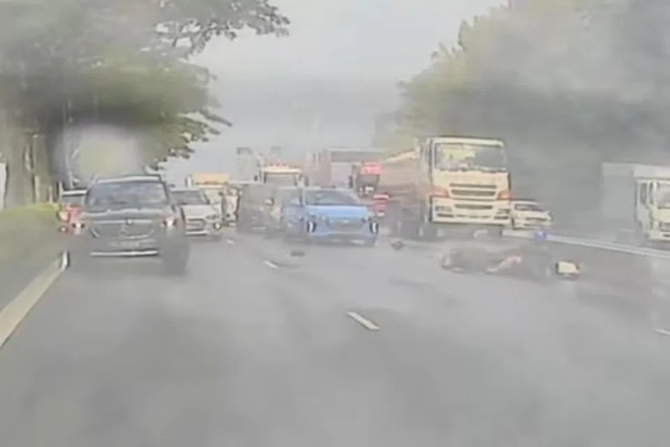 நான்கு கார்கள், ஒரு டாக்சி, இரண்டு மோட்டார் சைக்கிள்கள் ஆகியவை இந்த விபத்தில் சிக்கியதாகக் காவல்துறையினர் கூறினர்.