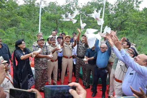 கர்ரிகுட்டா மலைப்பகுதிக்கு டிஜிபி சி.வி. ஆனந்த் நேரில் சென்று ஆய்வு மேற்கொண்டார். அப்போது அமைதியின் அடையாளமாக வெண்புறாக்கள் பறக்கவிடப்பட்டன.