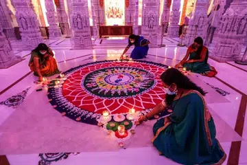 சினோ ஹில்சில் 2020ஆம் ஆண்டு நவம்பர் மாதம் தீபாவளிக் கொண்டாட்டத்திற்காகத் தரையில் வண்ணக் கோலம் போடும் தொண்டூழியர்கள்.
