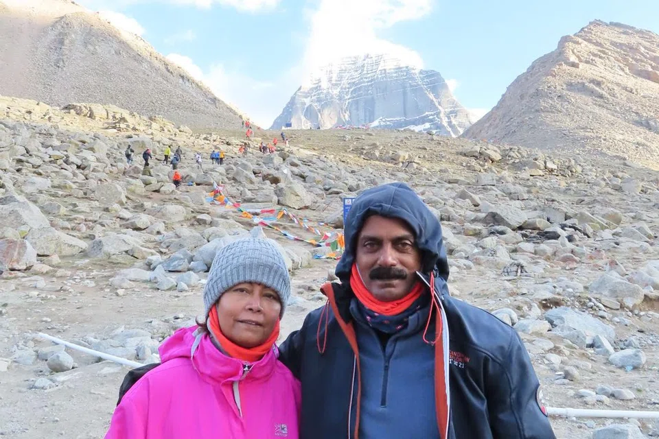 கைலாய மலைவலத்தில் சந்தர்ஜன் - விக்னேஸ்வரி இணையர்.