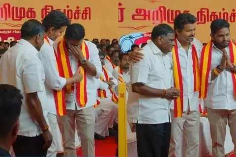 தன்னிடம் பல ஆண்டுகளாக விசுவாசமாகப் பணியாற்றி வரும் ராஜேந்திரன் என்பவரின் மகனுக்கு வேட்பாளர் வாய்ப்பை விஜய்  வழங்கினார். இதனை சற்றும் எதிர்பாராத சபரிநாதன், தனது தந்தையுடன் மேடைக்குச் சென்றபோது ஆனந்தக் கண்ணீர் விட்டார். இதைக் கண்டு நெகிழ்ந்த விஜய், மேடையிலேயே சபரிநாதனின் கண்ணீரைத் துடைத்துவிட்டு அவரைத் தேற்றினார்.
