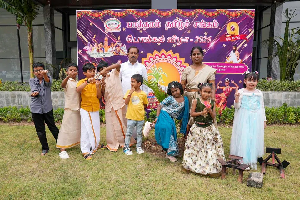 பல்லினக் குடும்பத்து பிள்ளைகளுடன் ரவிகுலராமன் - ஸ்ரீதேவி இணையர்.