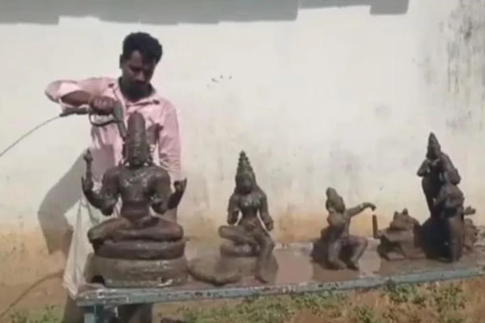 தொல்லியல் துறையினர் ஆய்வு செய்த பின்னரே சிலைகள் பற்றிய முழுமையான விவரம் தெரியவரும் என வட்டாட்சியர் மணிகண்டன் தெரிவித்தார்.