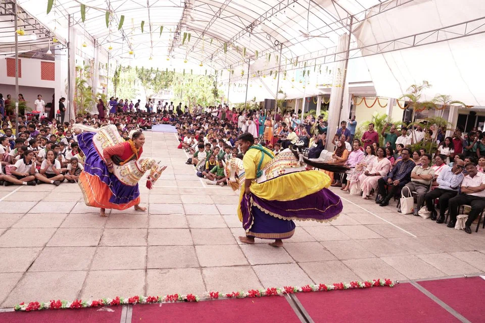 தமிழ்த் திருவிழாவின் சிறப்பு அங்கமாக கலை நிகழ்ச்சி ஒன்று மாணவர்களுக்கு ஏற்பாடு செய்யப்பட்டிருந்தது .