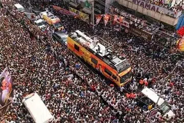 கரூரில் நடந்த தவெக மக்கள் சந்திப்புக்கூட்டத்தில் 41 பேர் உயிரிழந்துவிட்டனர்.
