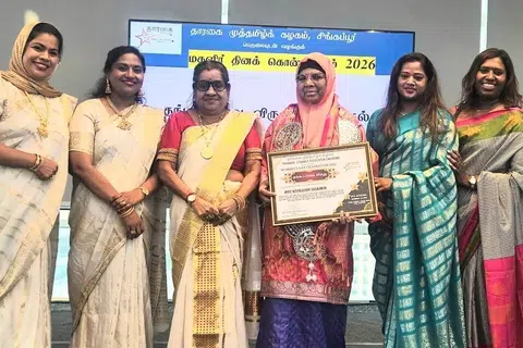 விருது நிகழ்ச்சியில் சான்றிதழுடன் நூர்ஜஹான் சுலைமான்.