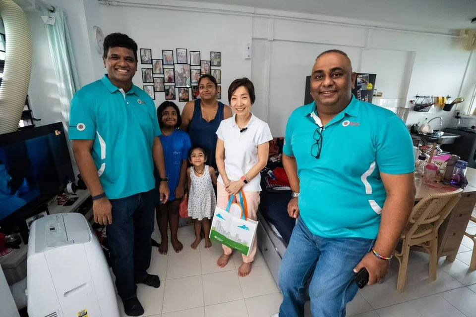 தீபாவளி அன்பளிப்புப் பைகளை விநியோகிக்கும் திட்டத்தில்அமைச்சர் கிரேஸ் ஃபூ  (வலமிருந்து இரண்டாமவர்), நற்பணிப் பேரவை தலைவர் ரவீந்திரன் கணேசன் (இடது) இருவருடன் அடித்தளத் தலைவர்களும் இணைந்து குடியிருப்பாளர்கள் வீட்டிற்கு நேரில் சென்று பைகளை வழங்கினர்.