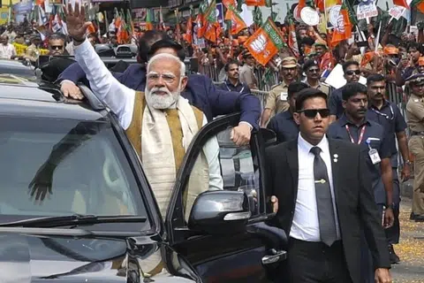கேரளத்தில் இருந்து சென்னை விமான நிலையம் வந்த பிரதமர் மோடி அங்கிருந்து ஹெலிகாப்டரில் மதுராந்தகம் வந்தார். 