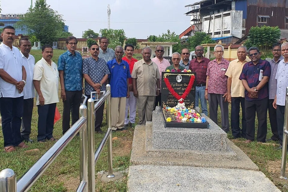 கெபுன் தே இந்து மின்மயான இடுகாட்டில் அமரர் கோ. சாரங்கபாணியின் துயிலகத்தில் அவரது நினைவுகளோடு நிற்கும் அன்பர்கள்.