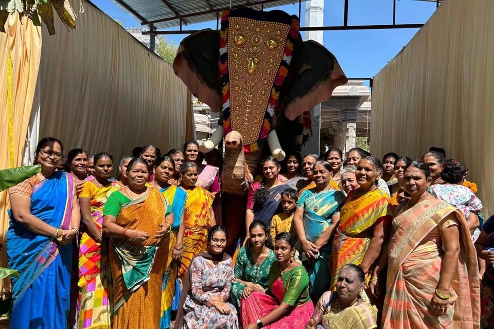 திரிஷா பரிசளித்த இயந்திர யானையைக் காணக் குவிந்த மக்கள்.