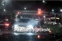 பாதிக்கப்பட்ட 21 வயதுக்கும் 25 வயதுக்கும் இடைப்பட்ட மூன்று மோட்டார்சைக்கிளோட்டிகள் மருத்துவமனைக்கு அழைத்துச் செல்லும்போது சுயநினைவோடு இருந்ததாகக் காவல்துறை தெரிவித்தது.