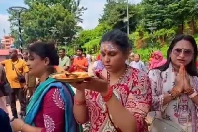 நேப்பாளப் பேரிடர்: உறவினர்களைத் தொடர்புகொள்ள முடியாமல் தவிக்கும் சிங்கப்பூர்க் குடும்பங்கள்