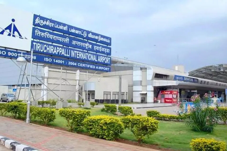 வெடிகுண்டு மிரட்டலால் திருச்சி விமான நிலையத்தில் இருந்த பயணிகளிடையே பரபரப்பு ஏற்பட்டது.