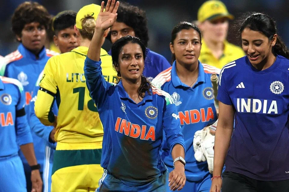இந்திய அணியின் சாதனை நாயகியாகத் திகழ்ந்த ஜெமிமா ரோட்ரிக்ஸ் (நடுவில்).