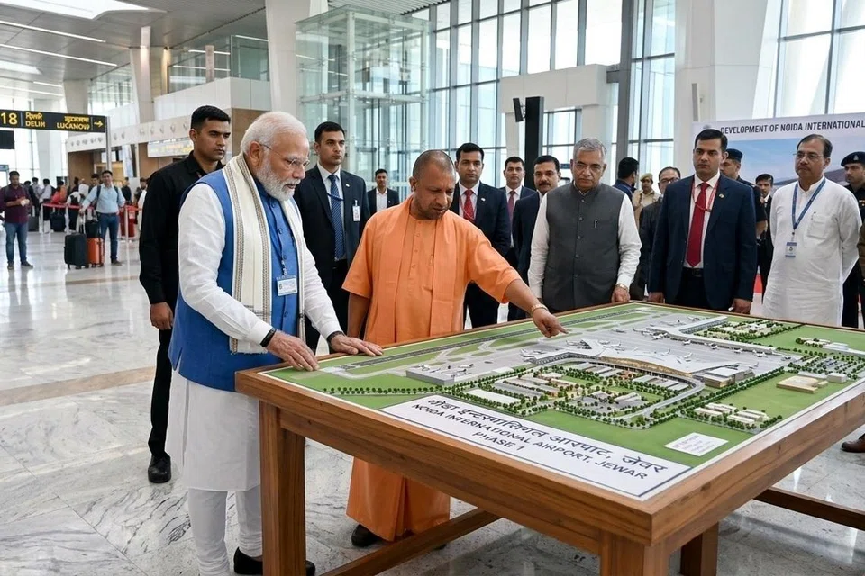ஜேவார் விமானநிலையத்தின் முதல் முனையத்தை இந்தியப் பிரதமர் நரேந்திர மோடி சனிக்கிழமை திறந்துவைத்தார். தொடக்க விழாவில் உத்தரப்பிரதேச முதல்வர் யோகி ஆதித்யநாத், விமானப் போக்குவரத்துத் துறை அமைச்சர் கிஞ்சராபு ராம் மோகன் நாயுடு உள்ளிட்ட பல பிரமுகர்கள் கலந்துகொண்டனர்.