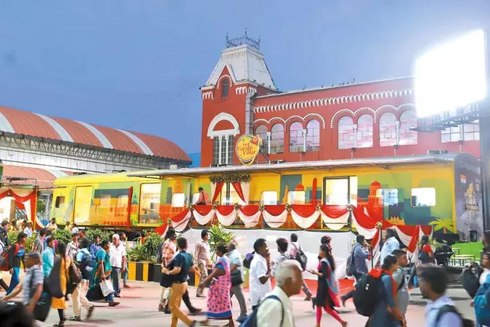 சென்ட்ரல் ரயில் நிலைய முகப்பில் இயங்கும் ரயில் பெட்டி உணவகம்.