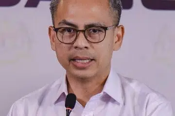 மலேசியாவின் தொடர்புத்துறை அமைச்சர் ஃபஹ்மி ஃபட்ஸில்.