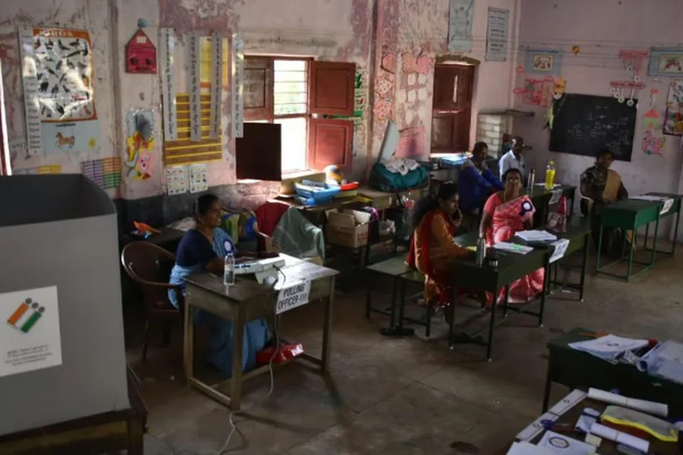 பொட்டலூரணி வாக்குச் சாவடி வெறிச்சோடி கிடக்கிறது.