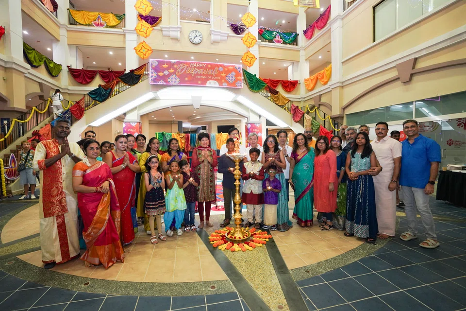 பாசிர் ரிஸ் இலாயஸ் சமூக மன்றத்தின் இந்தியர் நற்பணிச் செயற்குழுவின் ஏற்பாட்டில் ‘ஃபேப்ரிக் ஆஃப் யூனிட்டி’ தீபாளி ஒளியூட்டு நிகழ்ச்சி.