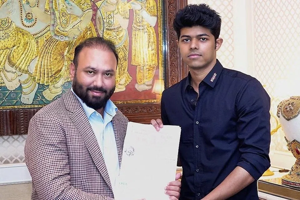 தயாரிப்பாளர் சுபாஷ் கரனுடன், ஜேசன் சஞ்சய்.