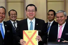 மலேசியாவின் வரவுசெலவுத் திட்டத்தை அந்நாட்டின் நிதி அமைச்சர் லிம் குவான் எங் (நடு) நேற்று தாக்கல் செய்தார். படம்: பெர்னாமா