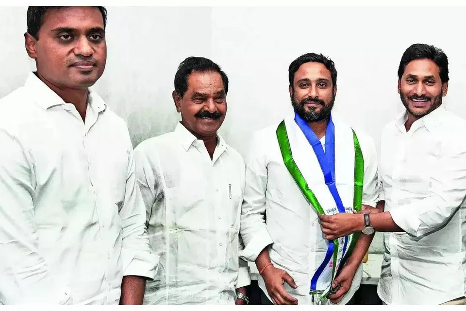 ஆந்திர முதல்வர் ஜெகன் மோகன் ரெட்டி (வலது) முன்னிலையில் ஒய்எஸ்ஆர் காங்கிரஸ் கட்சியில் இணைந்த அம்பதி ராயுடு (வலமிருந்து இரண்டாவது). 