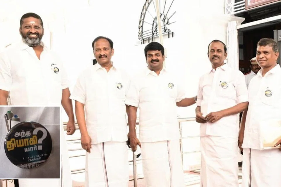 ‘யார் அந்த தியாகி’ என்ற வார்த்தைகள் பொறிக்கப்பட்ட கறுப்பு வில்லைகளை அதிமுக எம்எல்ஏக்கள் அணிந்திருந்தனர்.