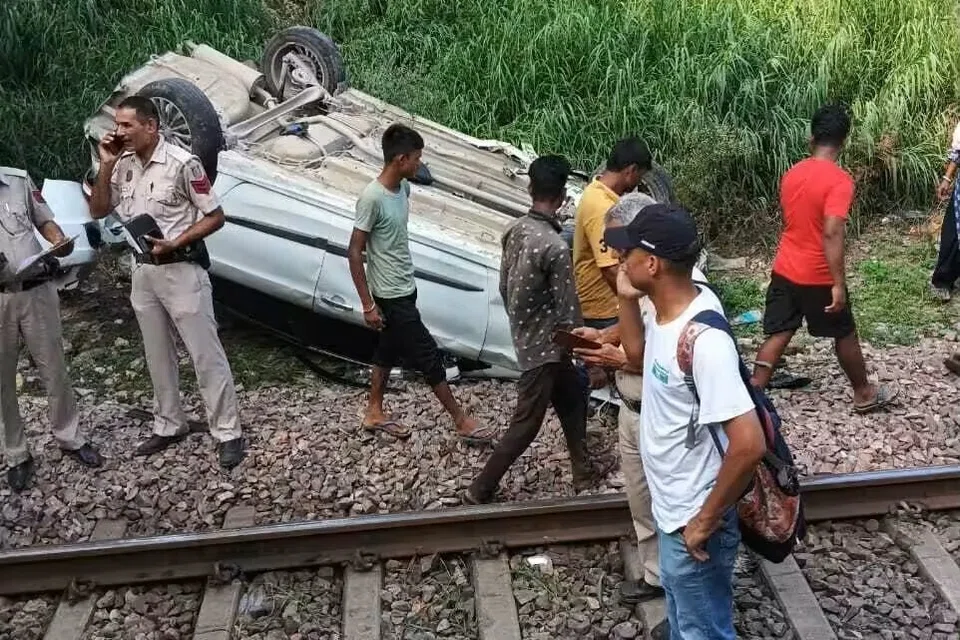 விபத்தில் கார் ஓட்டுநருக்கு இலேசான காயம் ஏற்பட்டது.