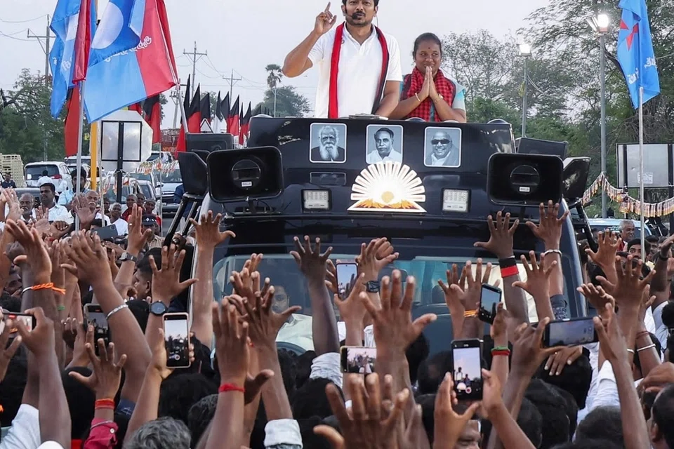தாராபுரம் சட்டமன்றத் தொகுதி இடைத்தேர்தல் பிரசாரத்தில் ஒரு சிறுவனை ஈடுபடுத்தியதாக எதிர்க்கட்சித் தலைவரான உதயநிதி ஸ்டாலின் மீது காவல்துறை வழக்குப் பதிவு செய்துள்ளது.