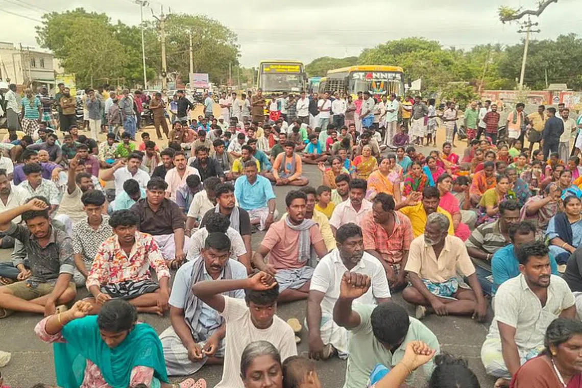 ஏழு மீனவர்கள் கைது: இலங்கைக் கடற்படையைக் கண்டித்து போராட்டம், தமிழ்நாடு
