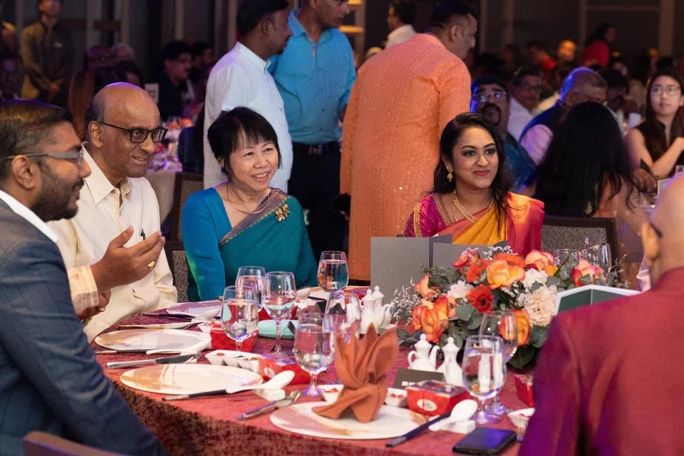 ‘லிஷா’ தீபாவளி விருந்து நிகழ்ச்சியில் அதிபர் தர்மன் சண்முகரத்னமும் அவருடைய துணைவியாரும் கலந்துகொண்டனர்.