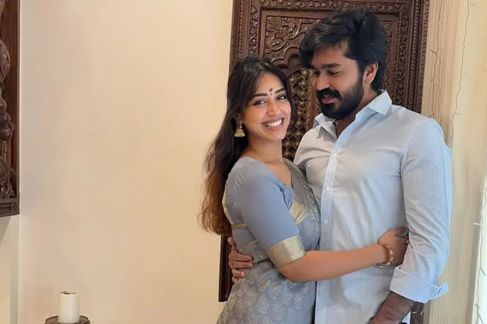 திருமணம் செய்துகொள்வதாக அறிமுகம் செய்த காதலருடன் நிவேதா பெத்துராஜ்.