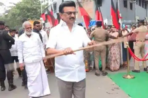 சிலம்பம் சுழற்றும் ஸ்டாலின்.