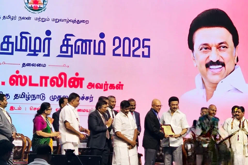 தமிழக முதல்வர் மு.க.ஸ்டாலினிடமிருந்து விருது பெறும் திரு ராஜாராம்.